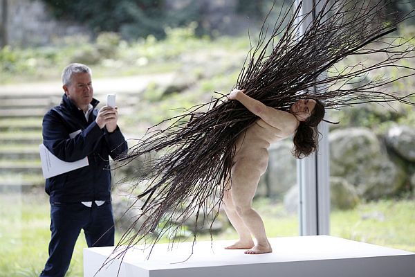 Mind-Blowing-Realistic-Human-Sculptures-by-Ron-Mueck-13