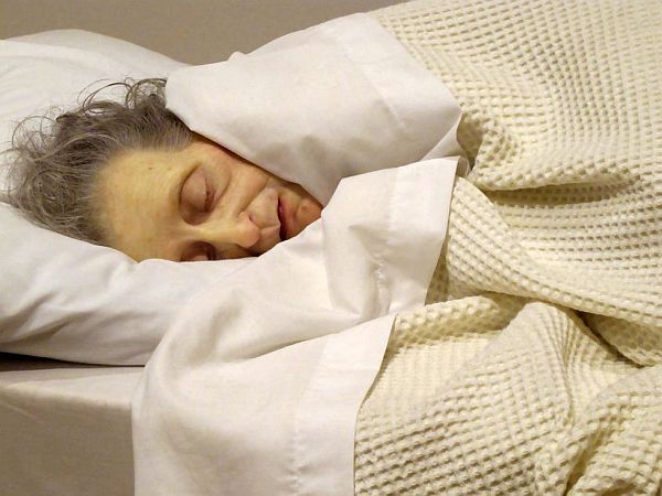 Mind-Blowing-Realistic-Human-Sculptures-by-Ron-Mueck-8