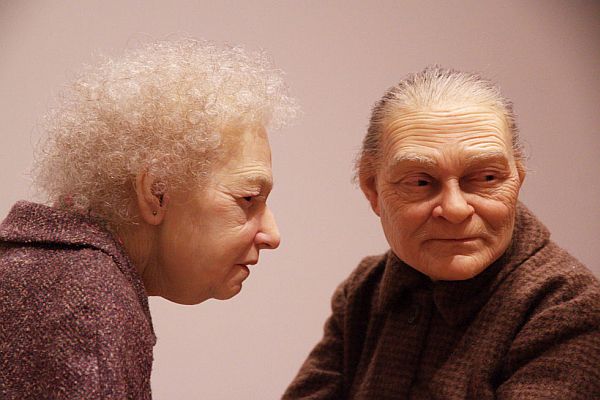 Mind-Blowing-Realistic-Human-Sculptures-by-Ron-Mueck-9