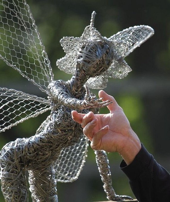 Wire-Sculptures-with-a-Twist-by-Robin-Wight-14
