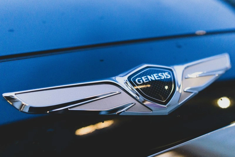 Genesis winged badge fancy car logo